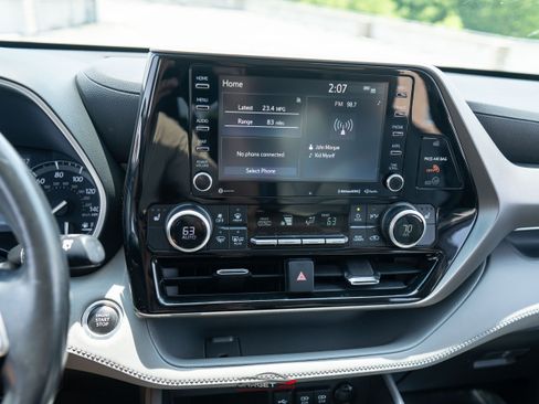 Used 2021 Toyota Highlander XLE AWD/4WD image 30