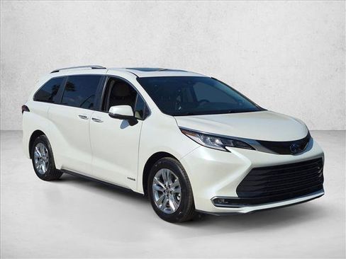 Used 2021 Toyota Sienna Limited FWD image 3