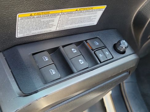 Used 2020 Toyota Tacoma TRD Off-Road w/ Technology Package AWD/4WD image 19