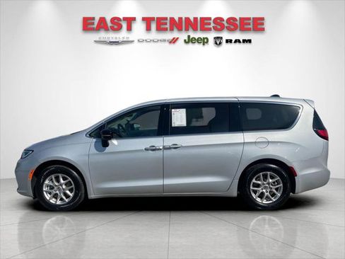 Used 2024 Chrysler Pacifica Touring-L image 6