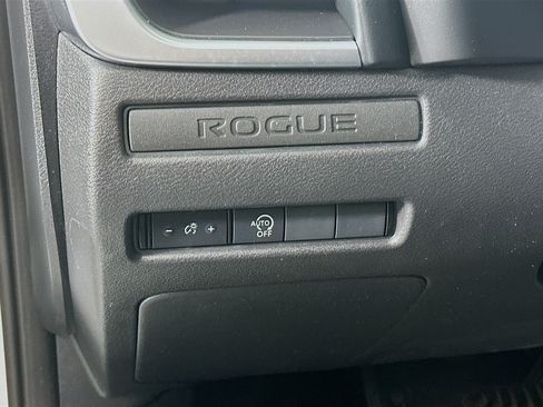 Used 2024 Nissan Rogue S FWD image 17