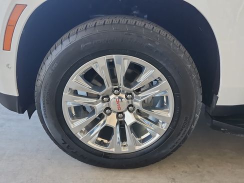 Used 2025 GMC Yukon XL Denali AWD/4WD image 7