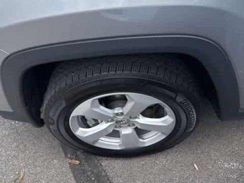 Used 2018 Jeep Compass Latitude w/ Cold Weather Group AWD/4WD image 10