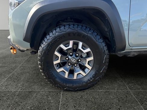 Used 2022 Toyota Tacoma TRD Off-Road AWD/4WD image 4