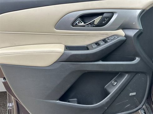 Used 2022 Chevrolet Traverse LT w/ LT Premium Package image 16