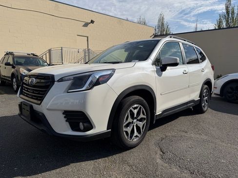 Used 2022 Subaru Forester Premium AWD/4WD image 3