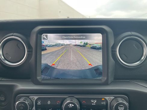 Used 2020 Jeep Gladiator Overland AWD/4WD image 12