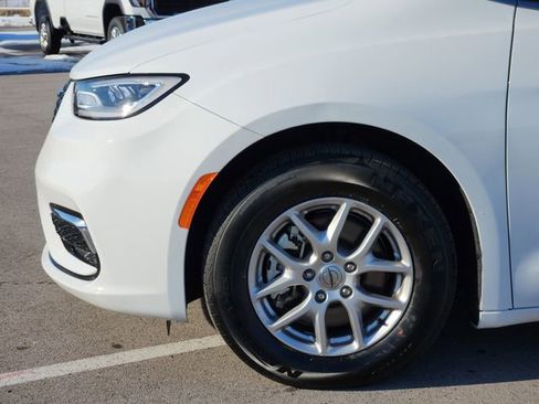 Used 2024 Chrysler Pacifica Touring-L image 8