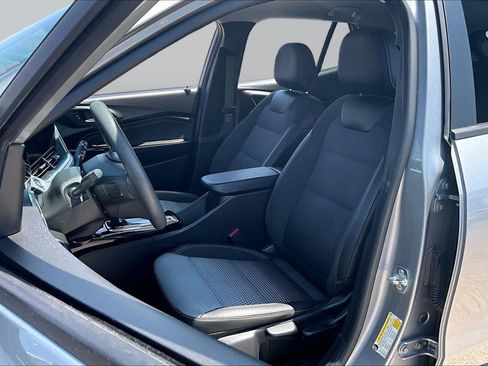Used 2025 Chevrolet Trax LT FWD image 8