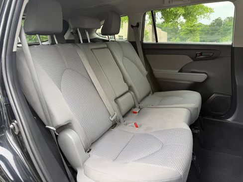 Used 2022 Toyota Highlander LE AWD/4WD image 41
