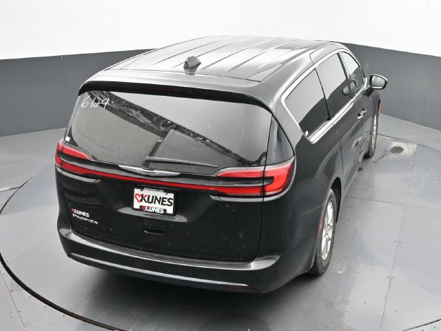 Used 2025 Chrysler Pacifica Select FWD image 38