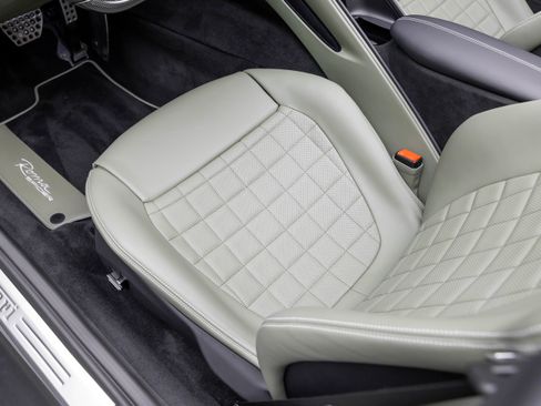 Certified 2025 Ferrari Roma Spider RWD image 19