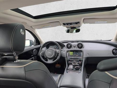 Used 2019 Jaguar XJ R-Sport RWD image 24
