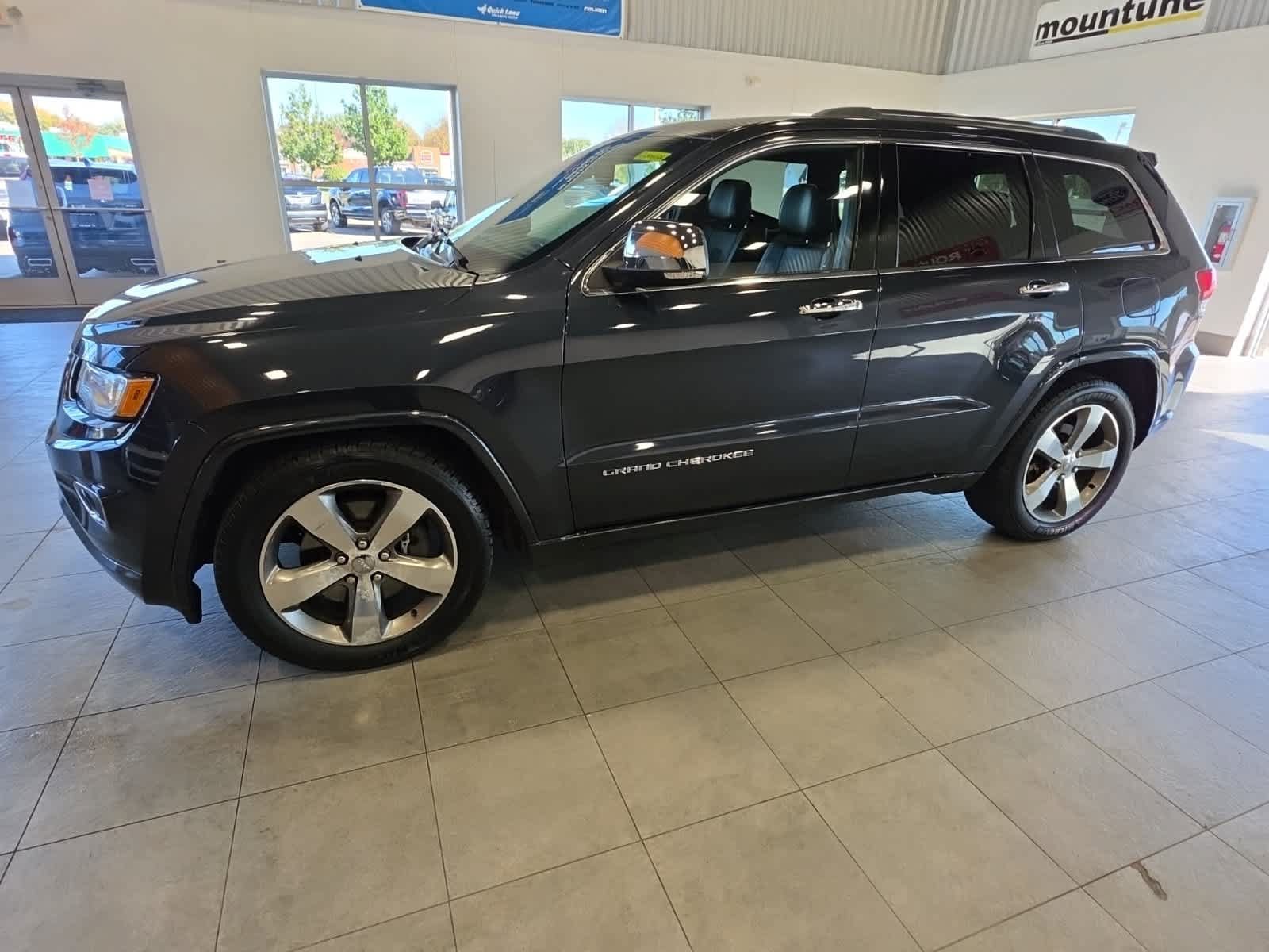 Used 2015 Jeep Grand Cherokee Overland w/ Advanced Technology Group AWD/4WD image 12
