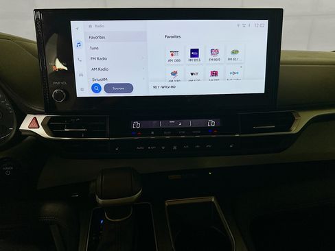 Used 2025 Toyota Sienna XLE FWD image 24