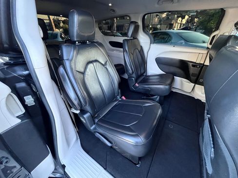 Used 2017 Chrysler Pacifica Touring-L FWD image 13