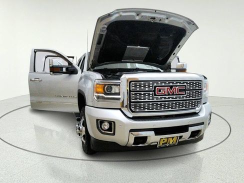 Used 2019 GMC Sierra 3500 Denali AWD/4WD image 9
