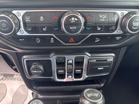 Used 2020 Jeep Wrangler Unlimited Sahara AWD/4WD image 17
