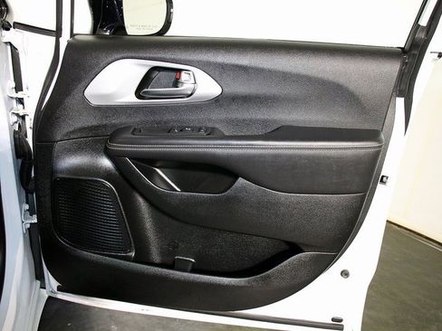 Used 2025 Chrysler Pacifica Limited image 31