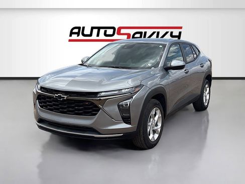 Used 2026 Chevrolet Trax LS w/ LS Convenience Package FWD image 3
