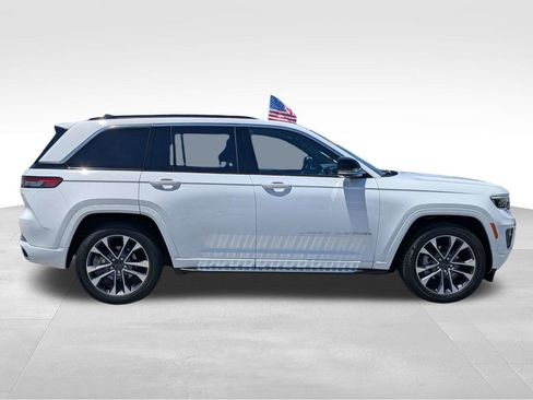 Used 2025 Jeep Grand Cherokee Overland w/ Luxury Tech Group IV AWD/4WD image 3