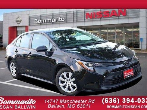 Used 2025 Toyota Corolla LE FWD image 1