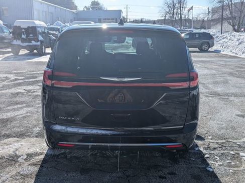 Used 2024 Chrysler Pacifica Touring-L image 6