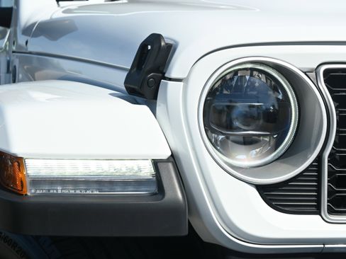 Used 2025 Jeep Wrangler Sahara image 26