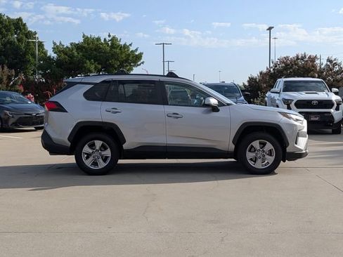 Used 2022 Toyota RAV4 XLE AWD/4WD image 4