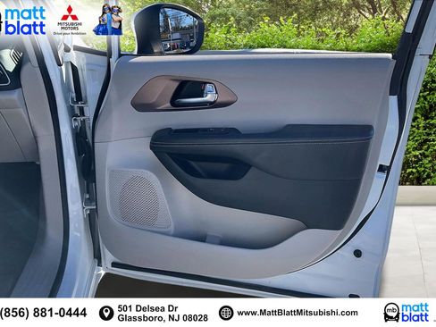 Used 2023 Chrysler Voyager LX image 25