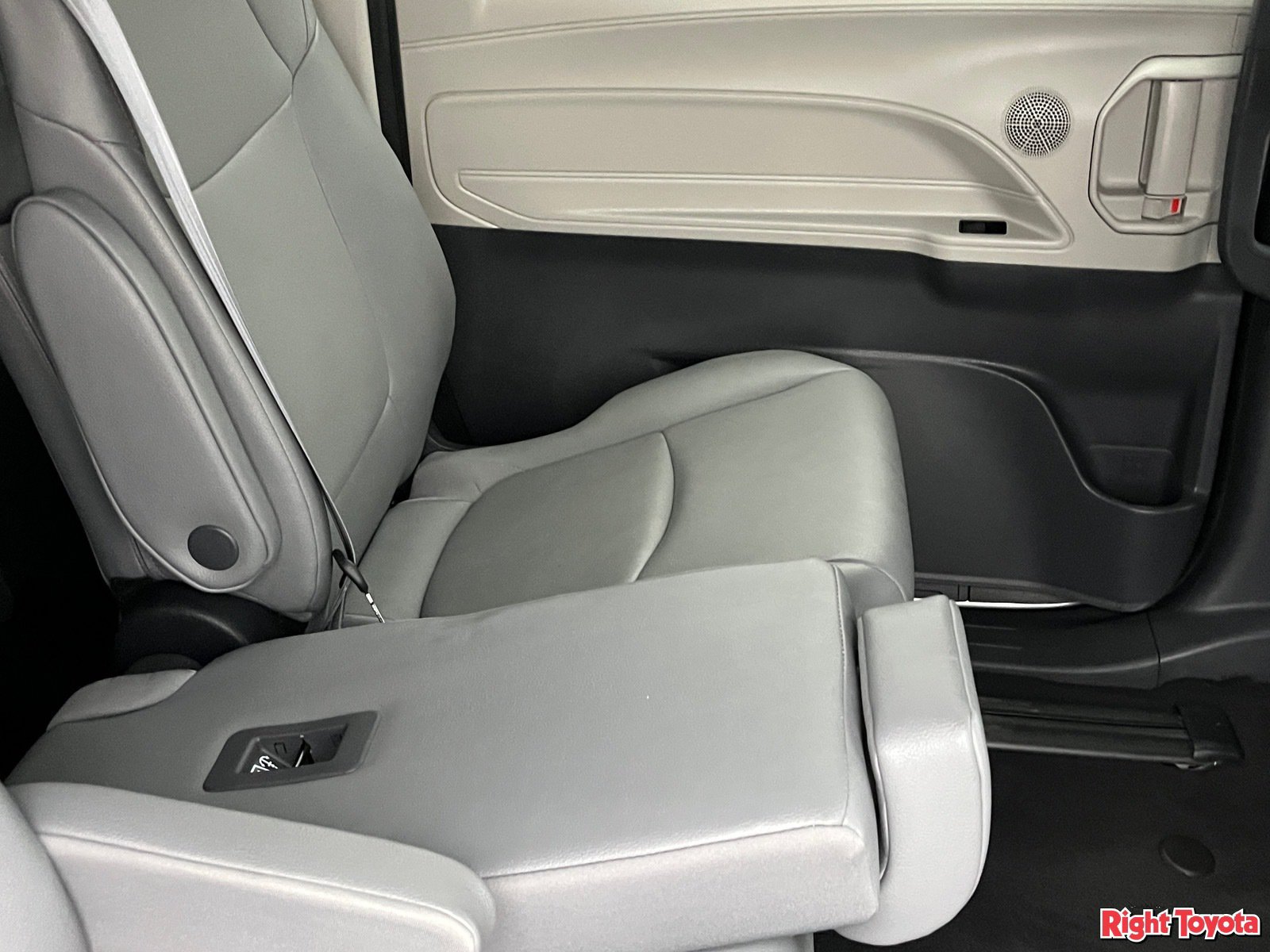 Certified 2024 Toyota Sienna XLE FWD image 15