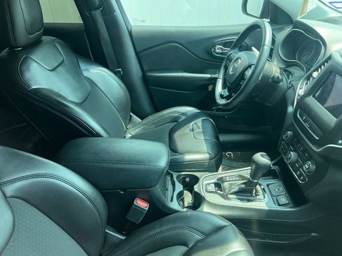 Used 2019 Jeep Cherokee Latitude Plus FWD image 22