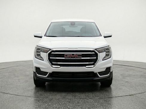 Used 2024 GMC Terrain SLE image 2