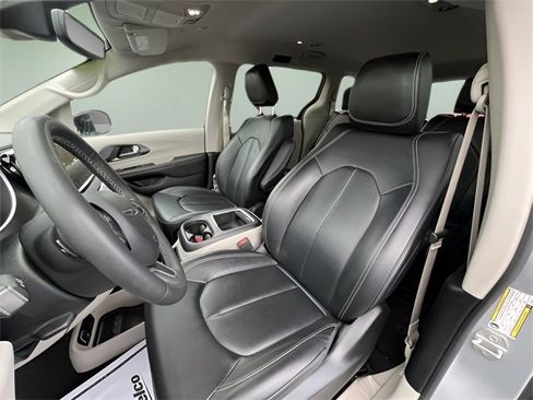 Used 2024 Chrysler Pacifica Touring-L image 12