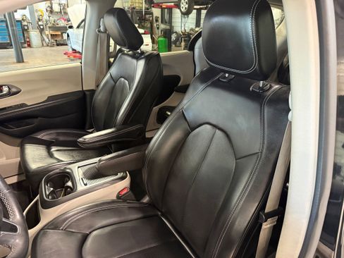 Certified 2023 Chrysler Pacifica Touring-L FWD image 39