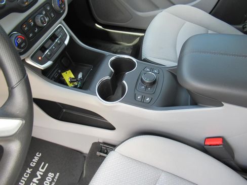 Used 2024 GMC Terrain SLE w/ Driver Convenience Package FWD image 18