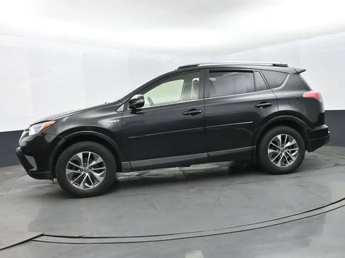 Used 2017 Toyota RAV4 XLE AWD/4WD image 5