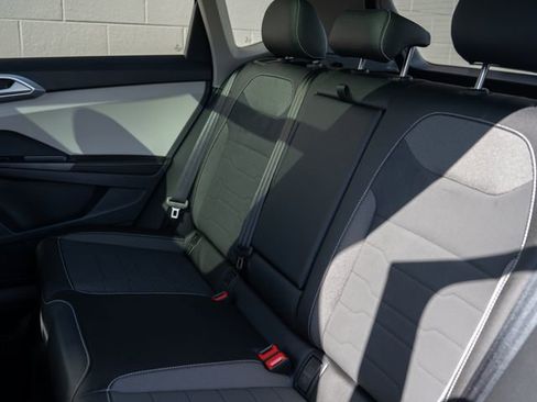New 2026 Volkswagen Taos SE image 9