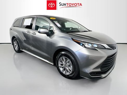 Used 2026 Toyota Sienna LE FWD image 1