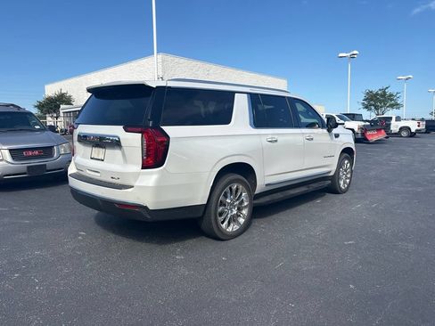 Used 2023 GMC Yukon XL SLT AWD/4WD image 3
