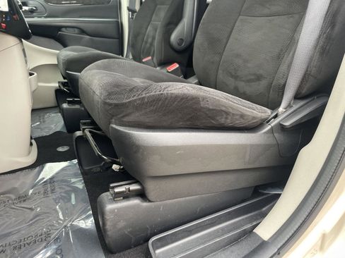 Used 2015 Dodge Grand Caravan American Value Package FWD image 11
