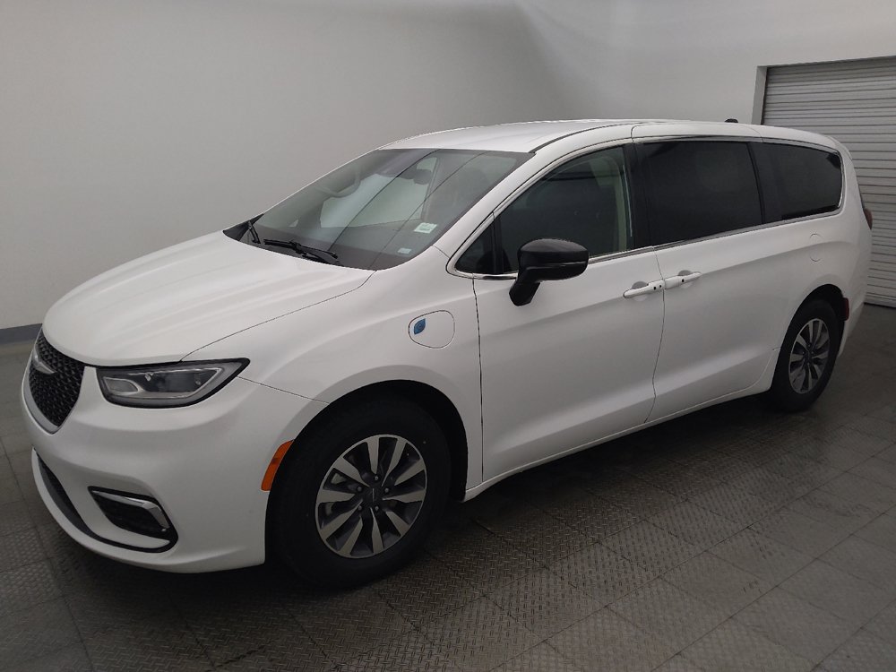 Used 2024 Chrysler Pacifica Limited FWD image 2