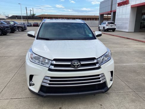 Used 2019 Toyota Highlander XLE FWD image 2