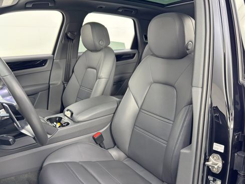 Used 2022 Porsche Cayenne Platinum Edition image 39