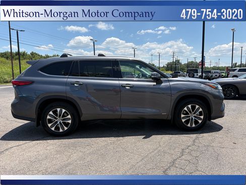 Used 2022 Toyota Highlander XLE AWD/4WD image 4