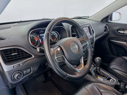 Used 2019 Jeep Cherokee Latitude Plus w/ Comfort/Convenience Group image 9