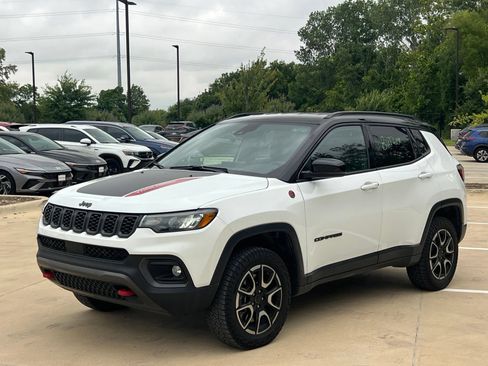 Used 2025 Jeep Compass Trailhawk AWD/4WD image 5