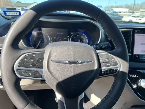Used 2024 Chrysler Pacifica Touring-L image 9
