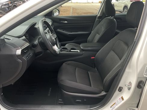 Used 2025 Nissan Altima 2.5 SV FWD image 10