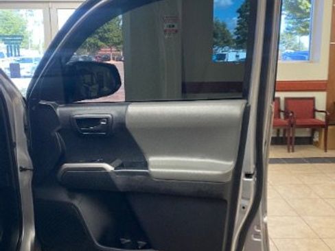 Used 2020 Toyota Tacoma SR5 RWD image 11